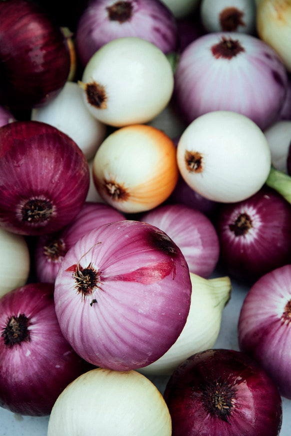A pile of red and white onions