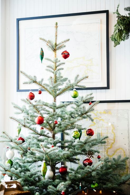 Load image into Gallery viewer, A Christmas tree decorated in red and green ornaments
