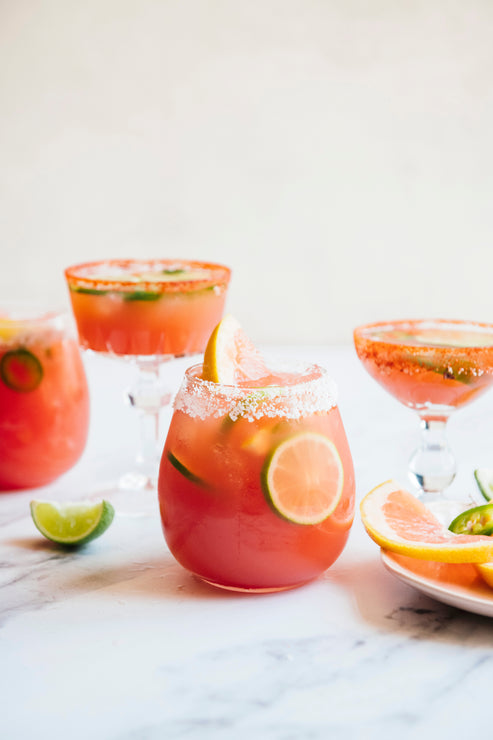 Load image into Gallery viewer, Cocktails made with Paloma Mix and citrus
